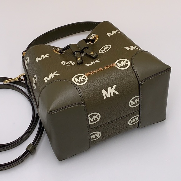 MICHAEL KORS
Mercer Small Logo Embossed Leather Bucket Bag
COLOR OLIVE
NWT - Picture 5 of 16